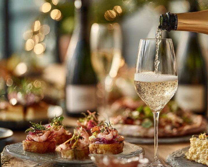 Šampano staliukas ir užkandžiai po vestuvių ceremonijos