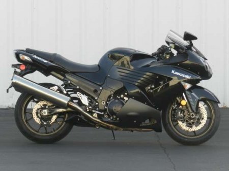 Pasivažinėjimas sportiniu motociklu.