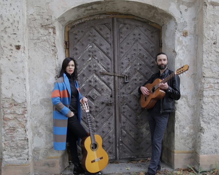 Gitarų duetas arba smuikas-gitara.