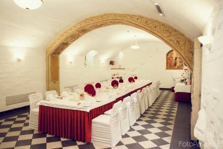 Kėdžių užvalkalų, staltiesių, servetėlių, kaspinų, vazų, kitų dek