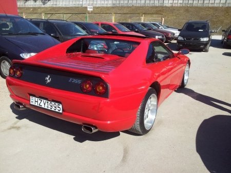 Nuomuojamas automobilis su vairuotoju. Ferrari F355