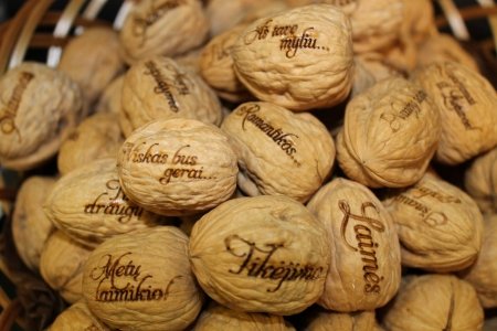 Graviruoti riešutai su palinkėjimais