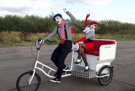 Įspūdingi ir šilti mimų pasirodymai.