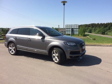 Prabangus Audi Q7 automobilis