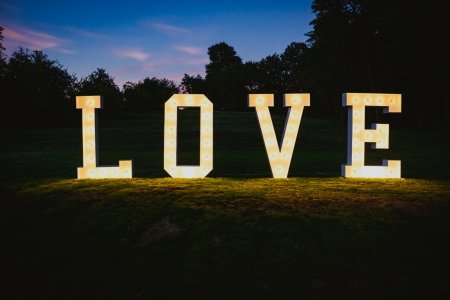 Šviečiančios raidės LOVE Jūsų šventei!