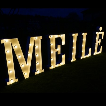 Šviečiančios raidės "Meilė", "Love", lempučių girliandos.