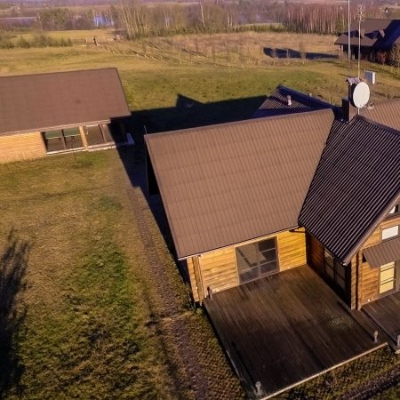 Iki 50 miegamųjų vietų, pokylių salė, pirtis ir sporto aikštynas.