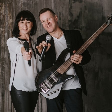 Grupė "ER" muzikantas Egidijus ir renginių vedėja Rasa
