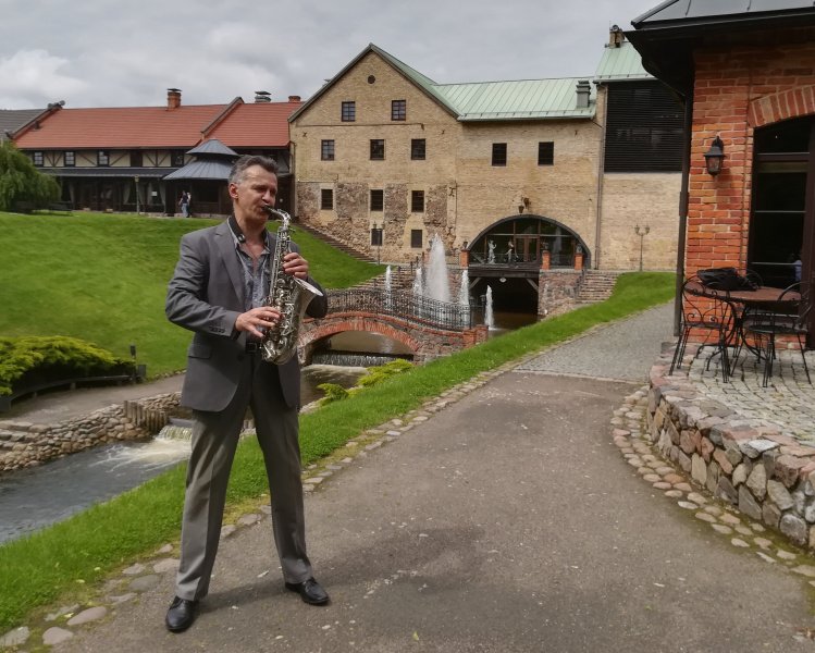 Saksofono melodijos fonui ir šokiui +37068354627